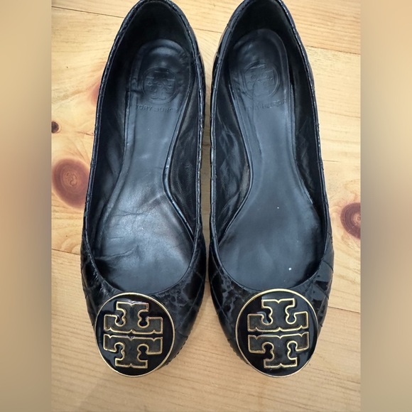 Tory Burch Women’s Quinn Quilted Patent Leather Gold Logo Black Ballet Flats 8M - Picture 1 of 8